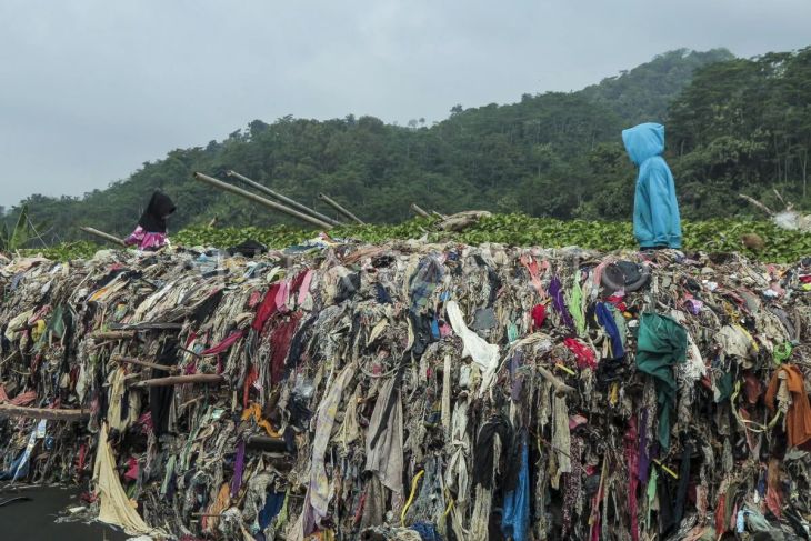 Penumpukan sampah di Pantai Cibutun Loji Sukabumi