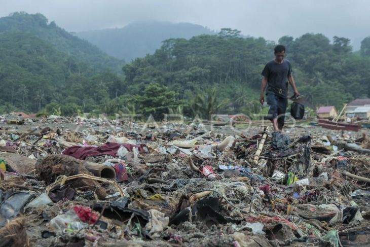 Penumpukan sampah di Pantai Cibutun Loji Sukabumi