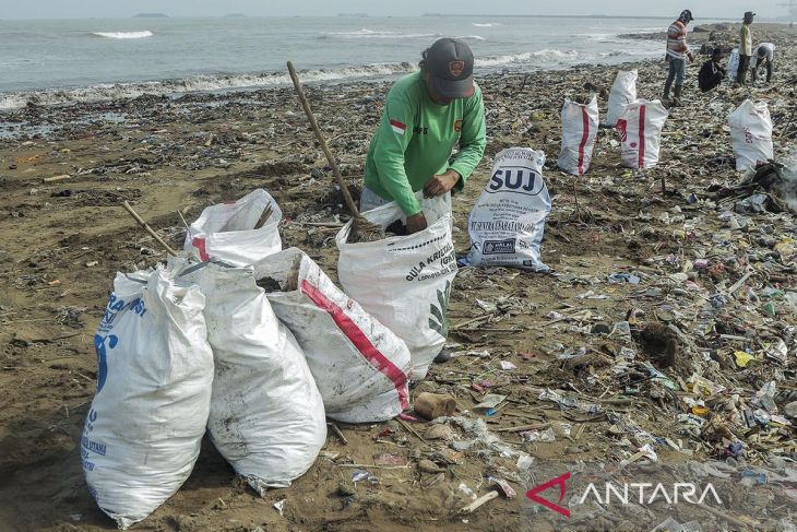 Aksi bersih pantai di Sukabumi