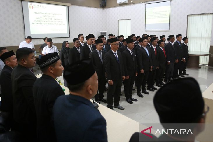 FOTO - Pelantikan anggota panwaslih untuk Pilkada Aceh
