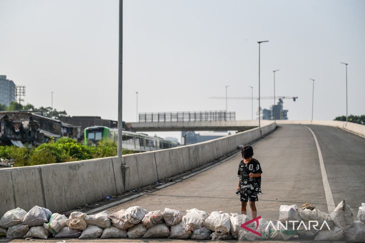 Jalan layang Ciroyom ditutup oleh warga