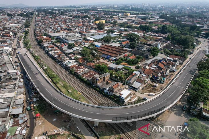 Jalan layang Ciroyom ditutup oleh warga