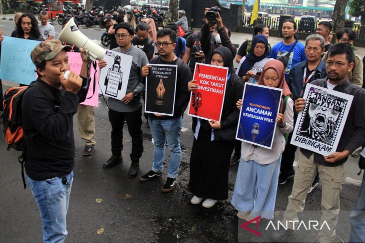 Unjuk rasa jurnalis di DPRD Sumatera Utara 