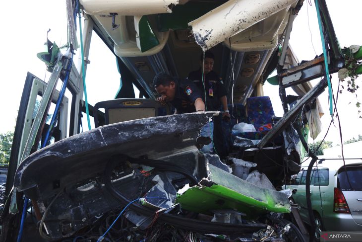 Pemeriksaan bus pariwisata kecelakaan di tol Jombang