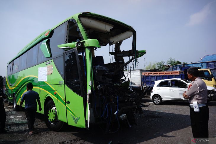 Pemeriksaan bus pariwisata kecelakaan di tol Jombang