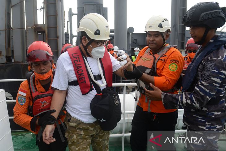 FOTO - Tim SAR evakuasi kru kapal berbendera Panama di Selat Benggala, Aceh