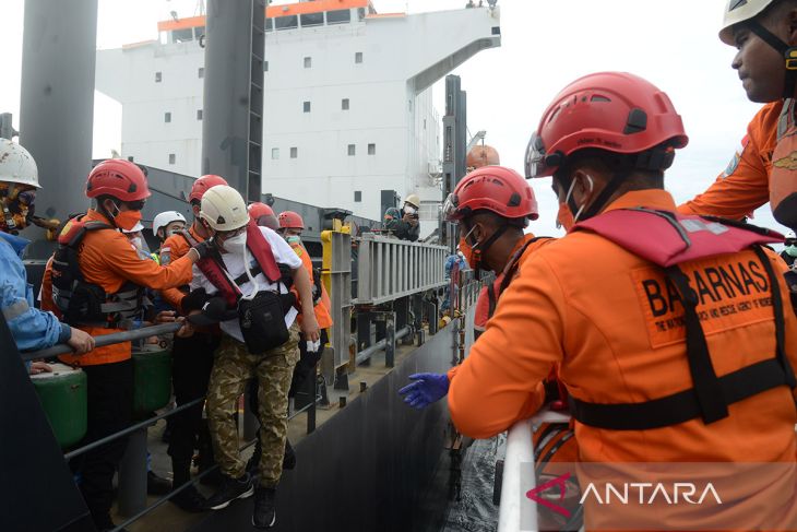 FOTO - Tim SAR evakuasi kru kapal berbendera Panama di Selat Benggala, Aceh