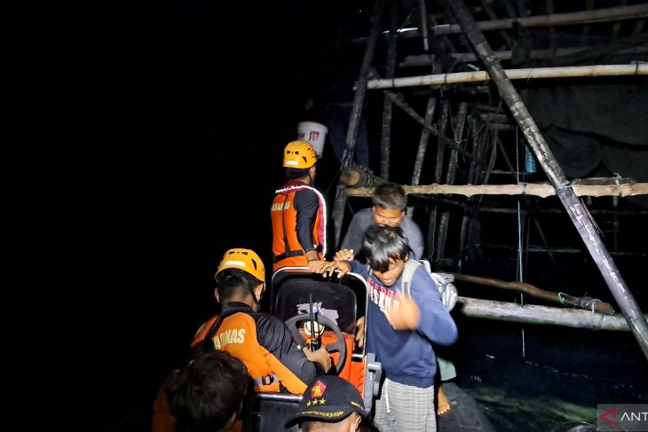 Evakuasi ABK kapal tenggelam di perairan Semujur
