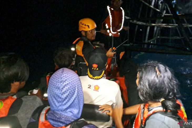 Evakuasi ABK kapal tenggelam di perairan Semujur
