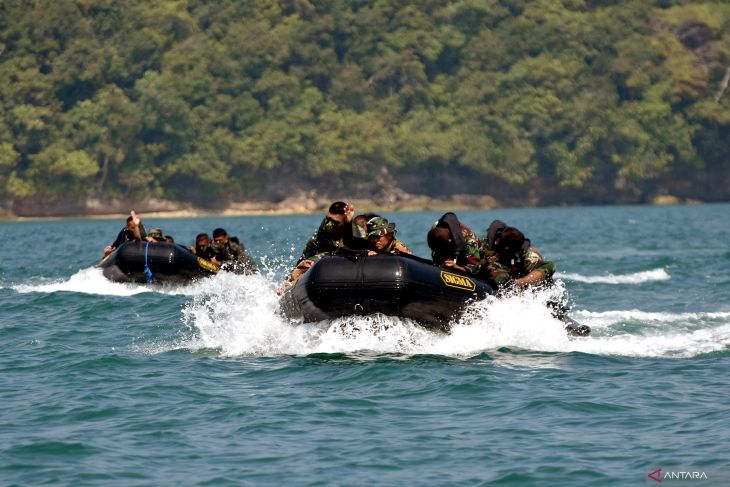 Latihan perahu karet marinir di Malang