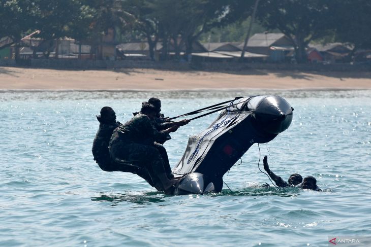 Latihan perahu karet marinir di Malang