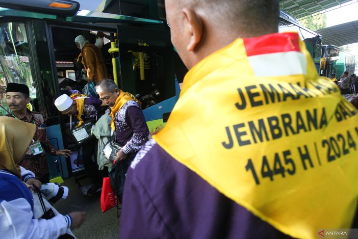 Jamaah calon haji dari Bali tiba di Embarkasi Surabaya