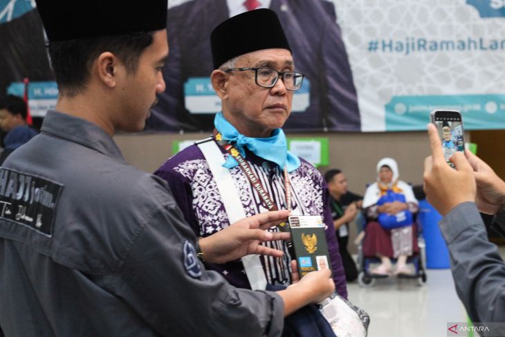 Jamaah calon haji dari Bali tiba di Embarkasi Surabaya