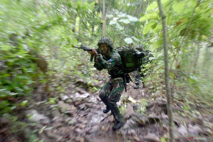 Latihan serangan terhadap daerah musuh