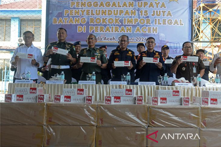 FOTO - Gagalkan penyelundupan rokok ilegal di perairan Aceh