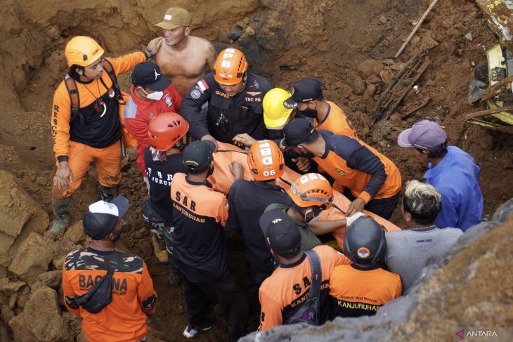 Penambang pasir tertimpa longsor di Lumajang