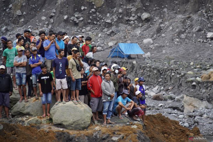 Penambang pasir tertimpa longsor di Lumajang