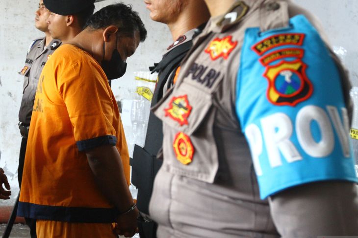 Ungkap kasus pabrik miras ilegal di Malang