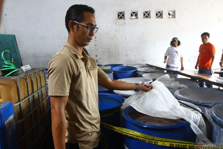 Ungkap kasus pabrik miras ilegal di Malang