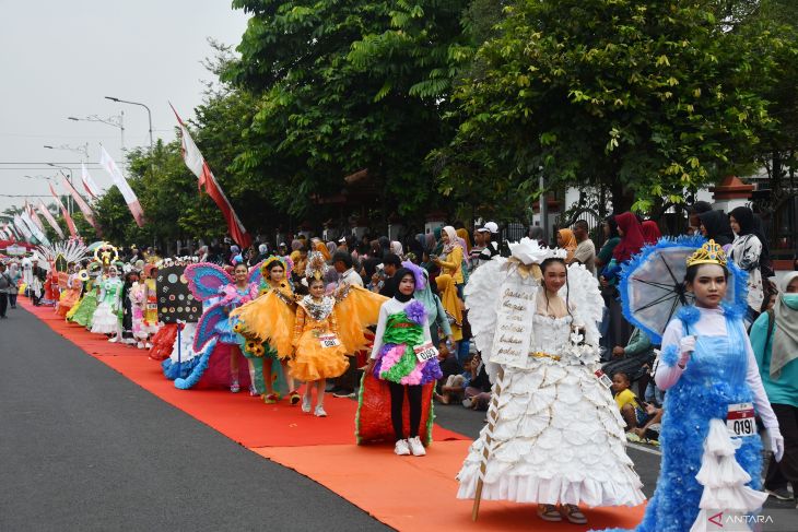 Peragaan busana Hari Lingkungan Hidup di Madiun