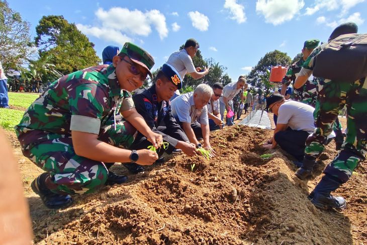 Kapuspotdirga serahkan bantuan bibit cabai, alat pertanian hingga sembako kepada kelompok tani Sinar Jaya