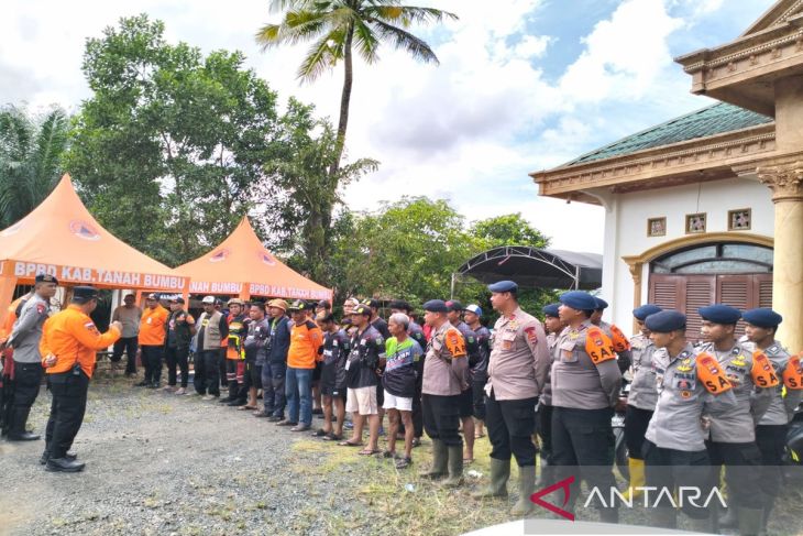 BPBD bersama TNI-Polri evakuasi korban banjir di Satui