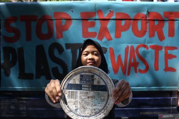 Aksi aktivis lingkungan di Surabaya