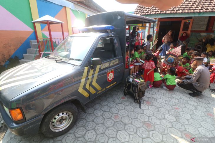 Pentas wayang edukasi keliling polisi