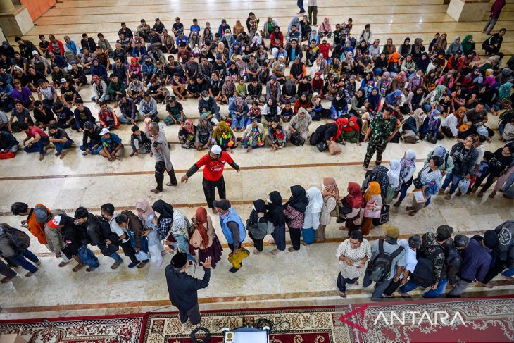 Pembagian daging kurban di Masjid Raya Bandung