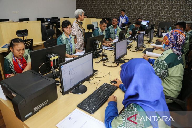 Pelatihan komputer berbasis kompetensi bagi penyandang disabilitas di SMKN 10 Semarang