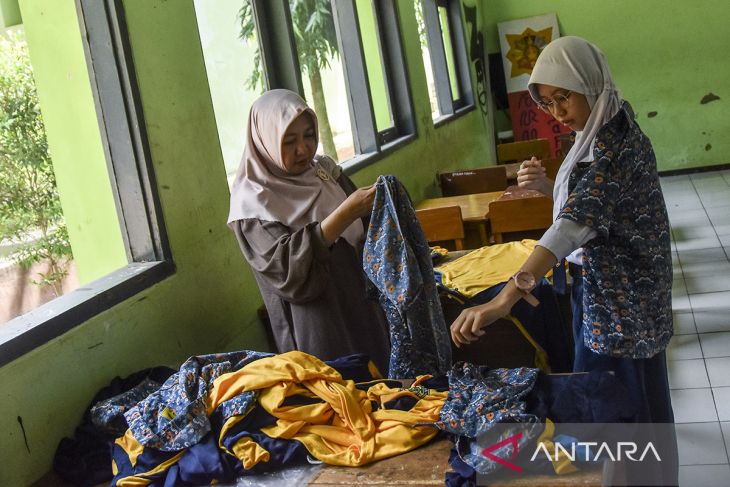 Daftar ulang peserta didik baru di Jawa Barat