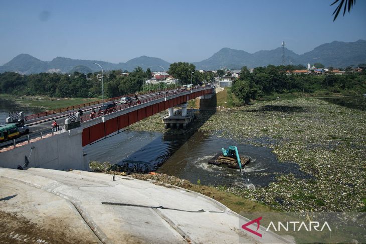 Pembersihan sampah di Sungai Citarum