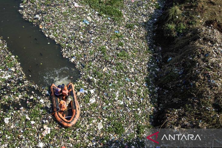 Pembersihan sampah di Sungai Citarum