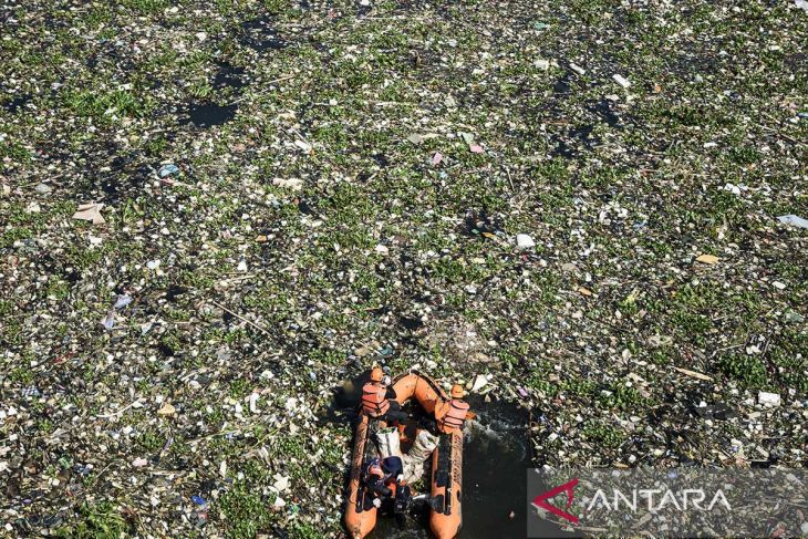 Pembersihan sampah di Sungai Citarum