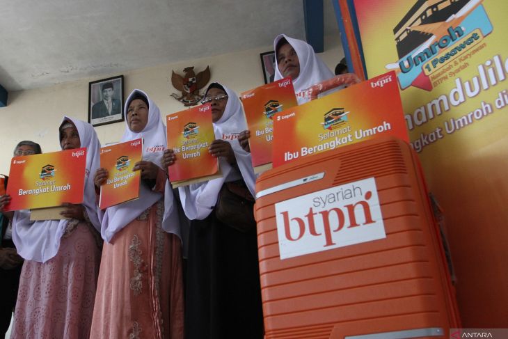 Penyerahan hadiah umroh gratis BTPN Syariah