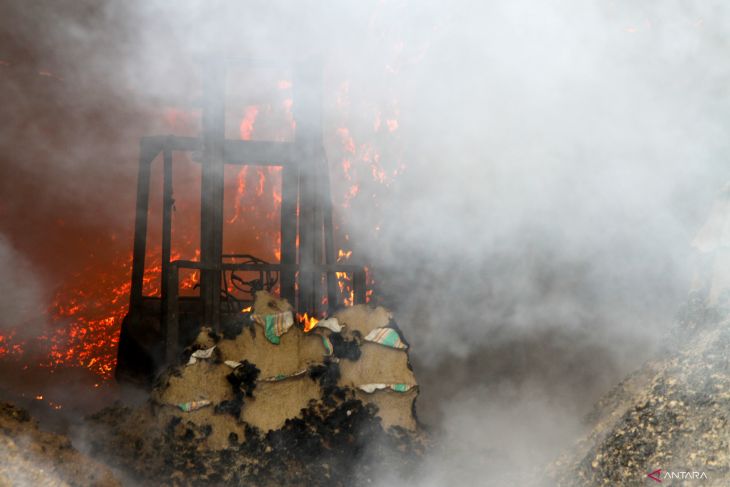 Kebakaran gudang pakan ternak di Sidoarjo