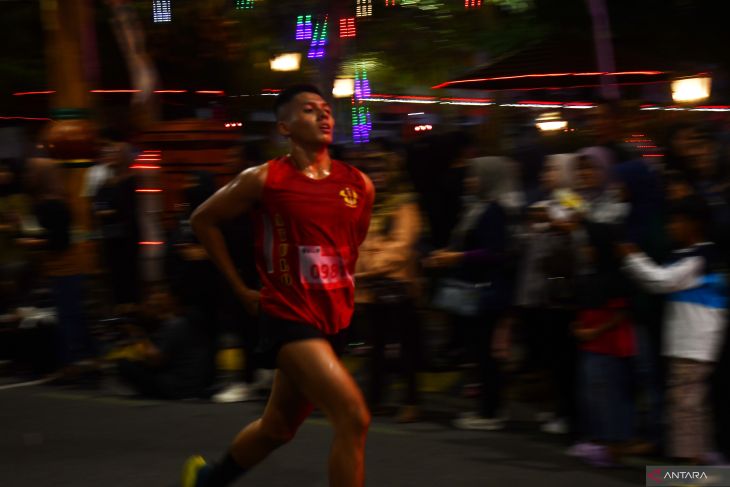 Lomba lari Madnight run 10.6K di Madiun