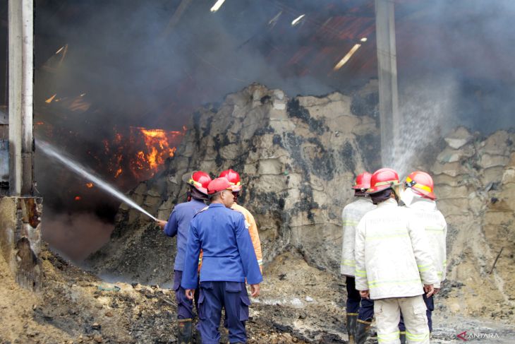 Kebakaran gudang pakan ternak di Sidoarjo