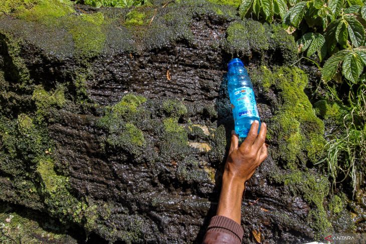Ritual pengambilan air suci kasada oleh Suku Tengger