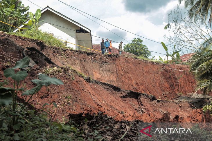 Dampak longsor di Sukabumi