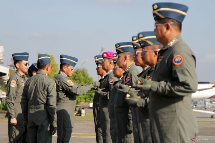 Penyematan brevet Penerbangan TNI AL