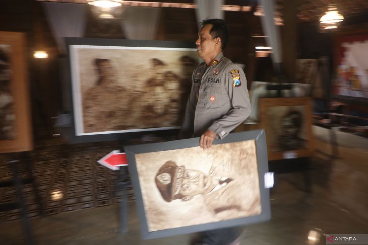 Pameran lukisan cekakik HUT Polri