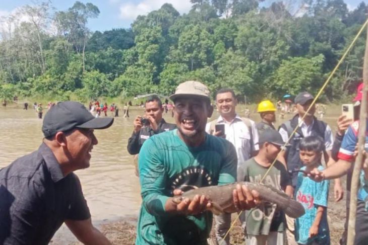 Ketua Komisi III DPRD Balangan ramaikan lomba menangkap ikan