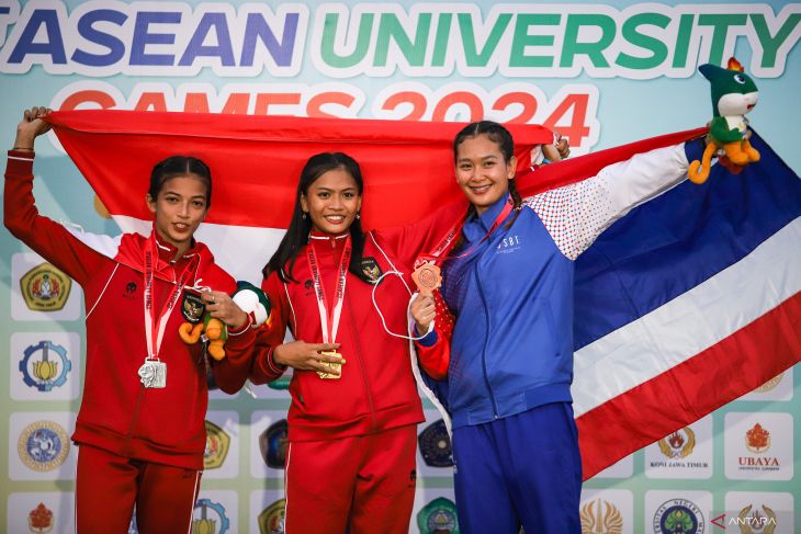 Medali emas dan perak lompat galah putri AUG 2024