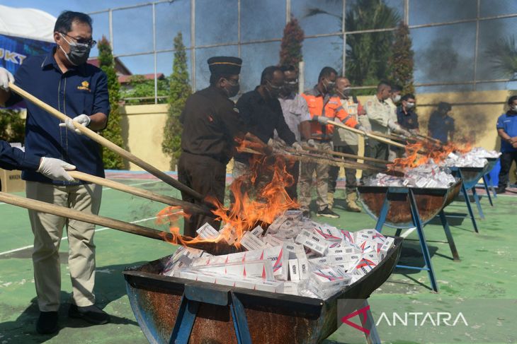 FOTO - Pemusnahan rokok impor ilegal di Aceh