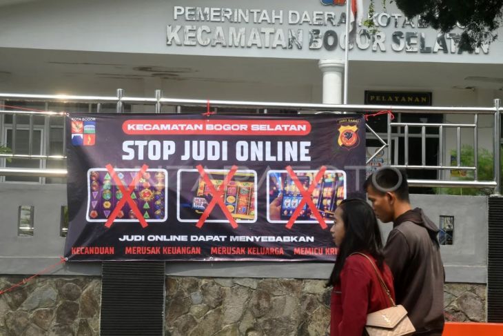Spanduk sosialisasi larangan judi online di Kota Bogor
