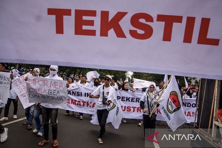 Aksi pekerja tekstil di Bandung