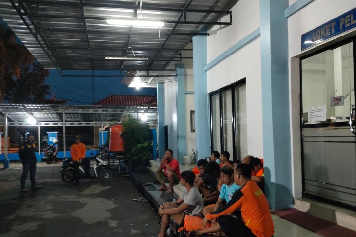 Evakuasi ABK KM Lintas Armada tenggelam di pelabuhan Pangkalbalam