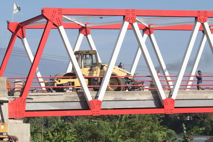 Penyelesaian pembangunan jembatan Jongbiru Kediri dikebut