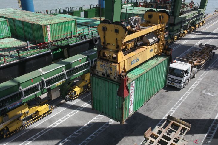 Peningkatan arus peti kemas Terminal Teluk Lamong